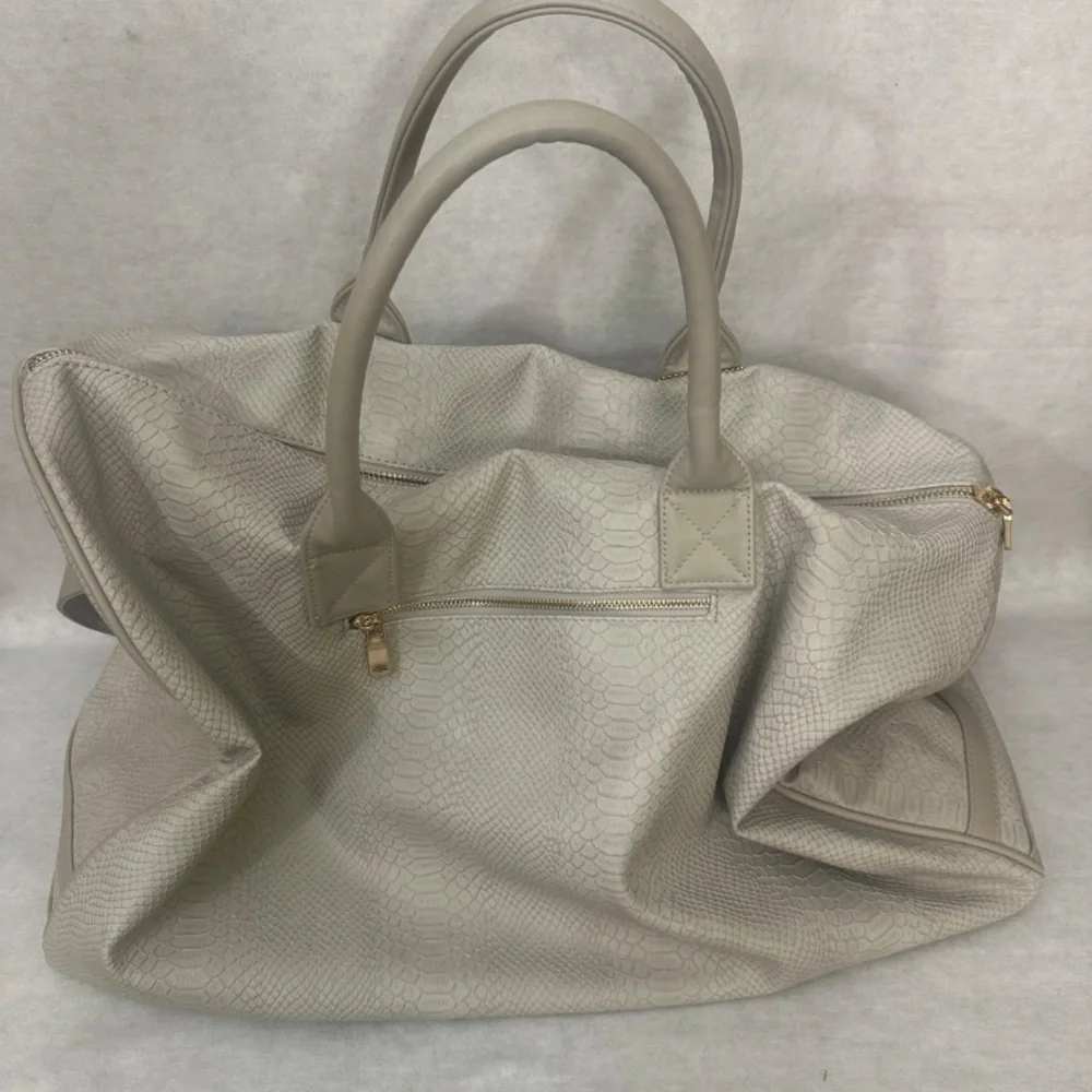 Tote N Carry Faux Crocodile Weekender Bag New with tags 22 x 13 x 12" RARE - Picture 3 of 4